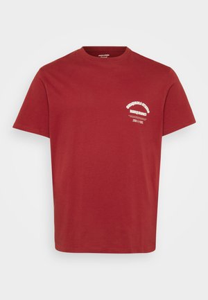 Rode katoenen t-shirt met een ronde hals, korte mouwen en een witte grafische print op de linkerborst. Zachte textuur en rechte snit.