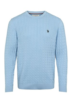 Šviesiai mėlynas megztinis su pynės raštu, apvaliu iškirptu kaklu, gofruotais rankogaliais ir apačia. Ant krūtinės yra mažas išsiuvinėtas logotipas.