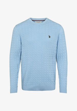 Šviesiai mėlynas megztinis su pynės raštu, apvaliu iškirptu kaklu, gofruotais rankogaliais ir apačia. Ant krūtinės yra mažas išsiuvinėtas logotipas.