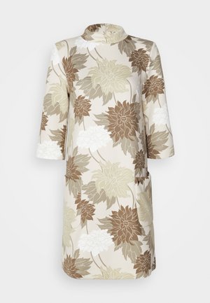 Ein Blumendruckkleid mit hohem Kragen, drei Viertelärmeln und zwei Taschen. Die Farben umfassen Creme-, Beige-, Braun- und Grüntöne.