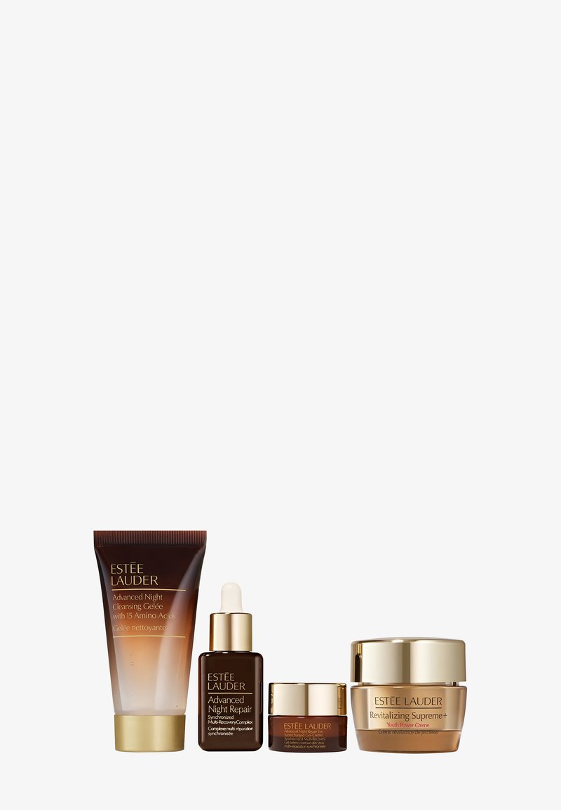 Set aus vier Estee Lauder Hautpflegeprodukten: ein dunkelbrauner Reinigungsgel, zwei braune Seren und eine hellbeige Creme mit goldenen Akzenten.