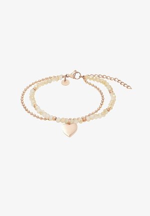 Bracelet à double rangée avec perles en or rose, perles blanches facettées, pendentif en forme de cœur en or rose, et fermoir homard avec chaîne ajustable.