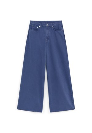 Høj talje, vidde ben jeans i solidt blåt denim med forlommer, bæltestropper og knaplukning.