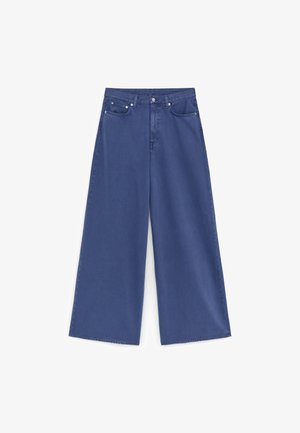 Høj talje, vidde ben jeans i solidt blåt denim med forlommer, bæltestropper og knaplukning.