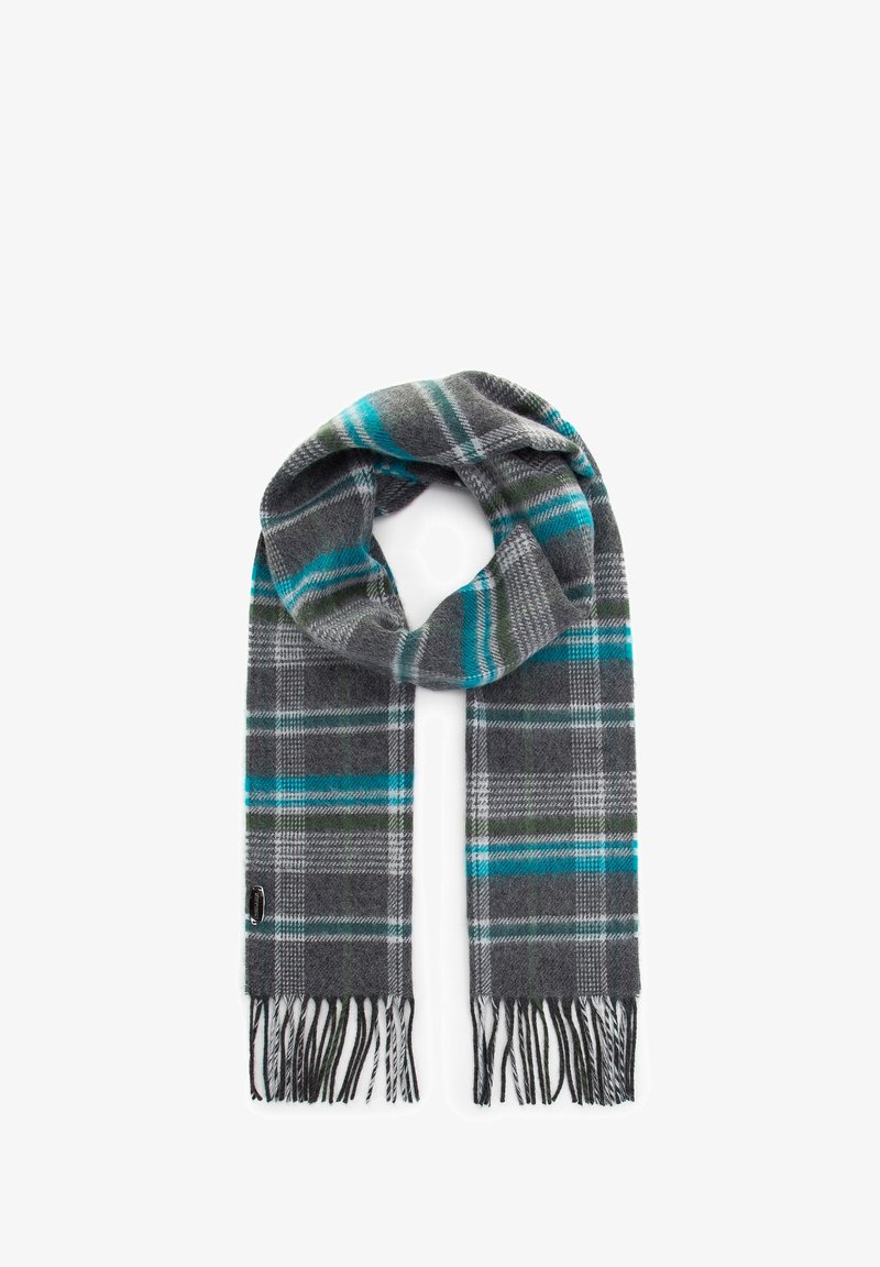 Écharpe en laine grise avec un motif à carreaux bleu-vert et vert, pliée en boucle, et avec des franges aux extrémités sur un fond blanc.