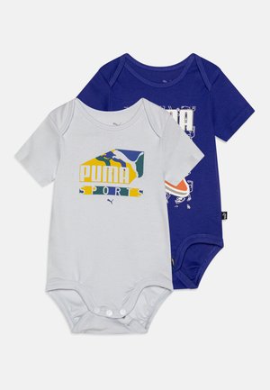 Dwa krótko rękawowe body dla niemowląt, jeden biały z kolorowym logo Puma Sports, drugi niebieski z białą i pomarańczową grafiką Puma, oba z zapięciem na napy.