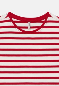 Camiseta de rayas rojas y blancas con cuello redondo. Material de algodón suave, con rayas horizontales espaciadas uniformemente y una etiqueta en el cuello.