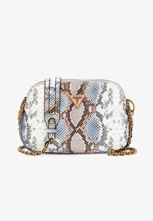 Kleine Crossbody-Tasche mit Schlangenledermuster in Beige-, Braun- und Blautönen, goldfarbener Kettenriemen und Guess-Logo auf der Vorderseite.
