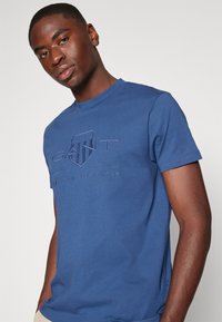 GANT TONAL SHIELD - Triko s potiskem - dunkelblau