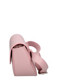 Borsa a tracolla in pelle rosa con un design strutturato, finitura texturizzata e tracolla. Dotata di chiusura laterale con zip e bordi morbidi.