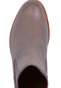 Stivale alla caviglia in pelle grigia con pannelli laterali elasticizzati, punta arrotondata e texture liscia. Suola in gomma marrone con tacco leggero. Design semplice.