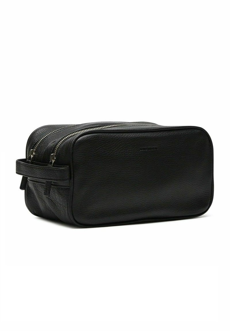 Zwarte leren toilettas met een rechthoekige vorm, uitgerust met dubbele ritsen, een zijhandvat en een textuurafwerking voor duurzaamheid.