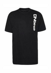 Svart bomull T-skjorte med rund hals, korte ermer, og en hvit vertikal logo med teksten "DNGRS" på venstre side.
