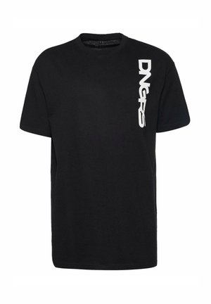 Svart bomull T-skjorte med rund hals, korte ermer, og en hvit vertikal logo med teksten "DNGRS" på venstre side.