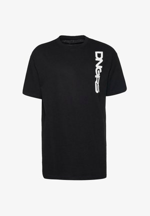 Zwart katoenen t-shirt met een ronde halslijn, korte mouwen en een wit verticale logo met de tekst "DNGRS" aan de linkerkant.