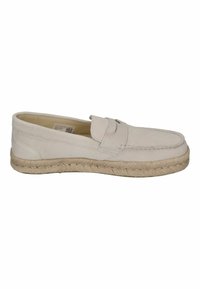 Beige suède instapschoen met een elastische band, een ronde neus en een geweven jute zool. De bovenkant heeft minimale stikseldetails.