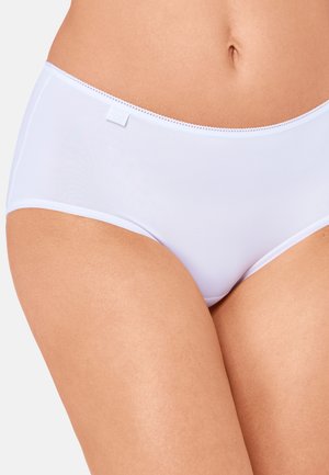 Witte slip met zachte, gladde stof. Kenmerkt zich door een strakke pasvorm, minimale stiksels langs de randen en een klein label op de tailleband.