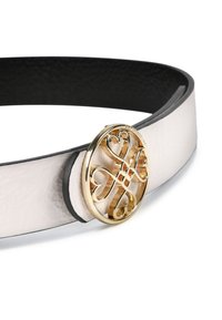 Tunn bälte av beige läder med svart innerfoder, med en rund guldspänne som har ett hjärtformigt mönster och strukturerad detaljering.
