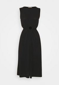 Robe noire sans manches avec une découpe ronde à la taille, tissu drapé et coupe décontractée, tombant à mi-mollet.
