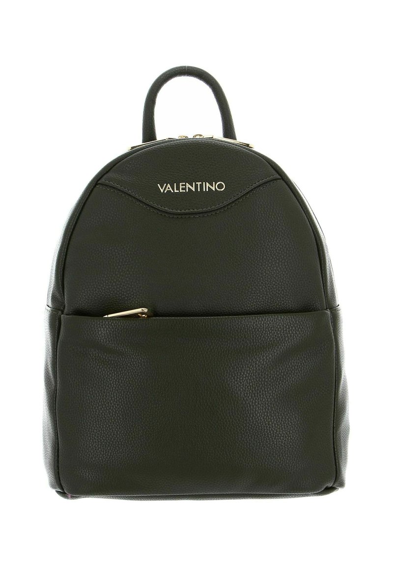 Sac à dos en cuir vert foncé avec une finition texturée, de forme arrondie, matériel doré et une poche avant. Comprend un logo de marque en haut.