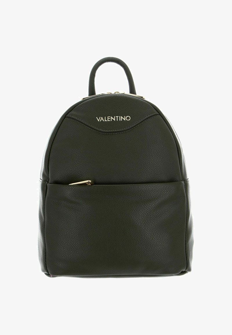 Sac à dos en cuir vert foncé avec une finition texturée, de forme arrondie, matériel doré et une poche avant. Comprend un logo de marque en haut.