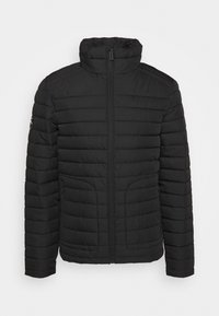 Chaqueta acolchada negra con un alto cuello, diseño de acolchado horizontal, cierre frontal con cremallera y bolsillos laterales. Tejido suave con una textura lisa.