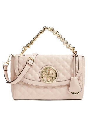 Sac à épaule matelassé beige avec poignée chaîne dorée, sangle réglable et emblème rond logo doré sur le rabat avant.