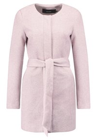 Lichtroze gepofte jas gemaakt van textuurstof. Heeft lange mouwen, een ronde halslijn en een enkele knoopsluiting aan de voorkant.