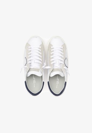 Sneaker basse bianche e grigie, con dettagli in suede, punta tonda, lacci piatti e suole interne con marchio. Parte superiore texturizzata con dettagli a contrasto.