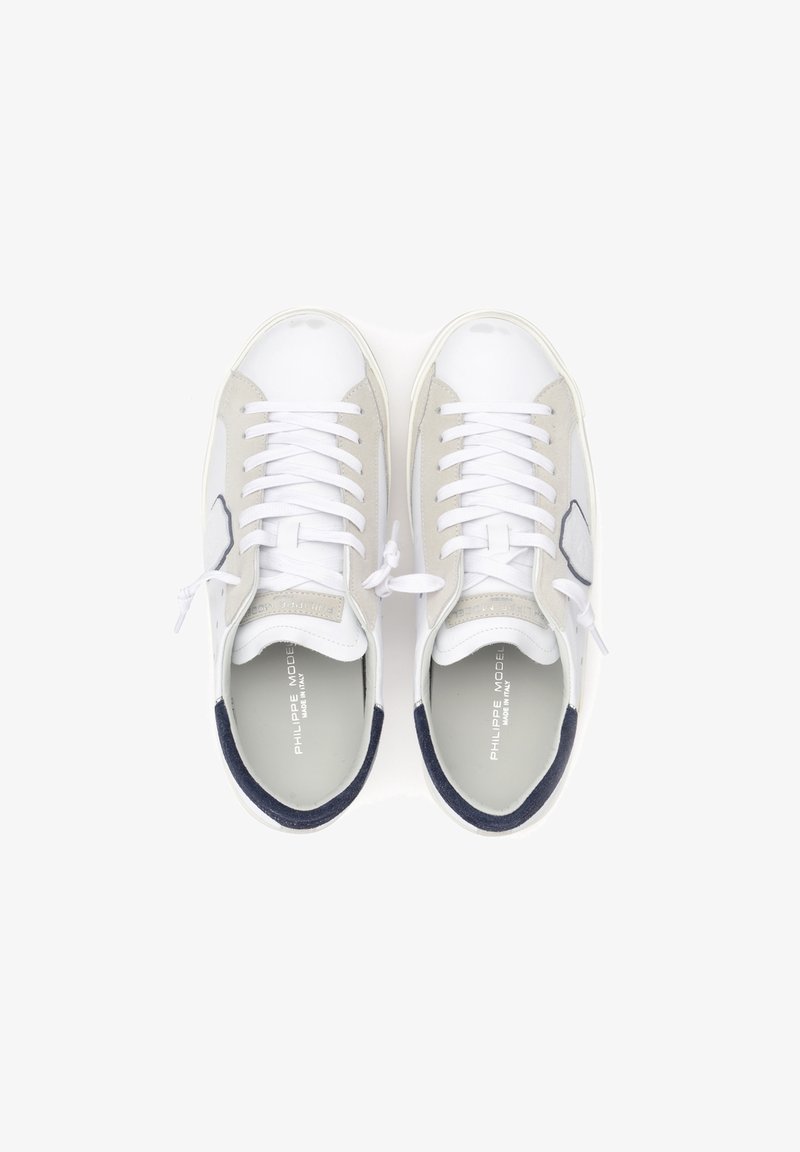 Sneaker basse bianche e grigie, con dettagli in suede, punta tonda, lacci piatti e suole interne con marchio. Parte superiore texturizzata con dettagli a contrasto.