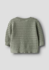 Zeleni pleteni pulover z vzorcem teksturiranih šivov, okroglim izrezom in rokavi do tri četrtine dolžine. Mehka tkanina, priložnostni dizajn.