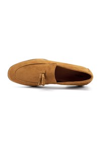 Mocassini in camoscio color marrone chiaro con design slip-on, caratterizzati da un dettaglio decorativo in nappina e una superficie liscia nella parte superiore.