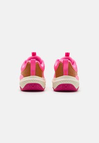 Under Armour DYNAMIC SELECT - Trainingsschoen - fluo pink/copper penny/phoenix fire