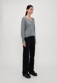 Vero Moda Tall VMJUPITER V NECK PULLOVER  - Pulover - medium grey melange
