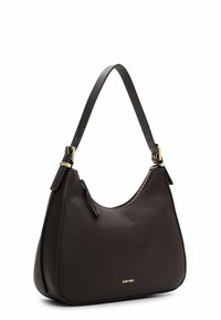 Borsa a tracolla in pelle marrone scuro con forma curvilinea, una sola tracolla, dettagli in metallo dorato e chiusura con zip per un accesso sicuro.