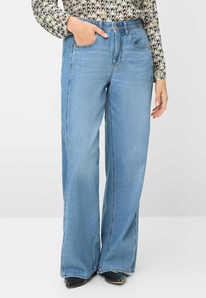 Lichtblauwe jeans met wijde pijpen en een hoge taille, voorzien van voorzakken, afgewerkt met subtiele stikdetails en een gladde denimtextuur.