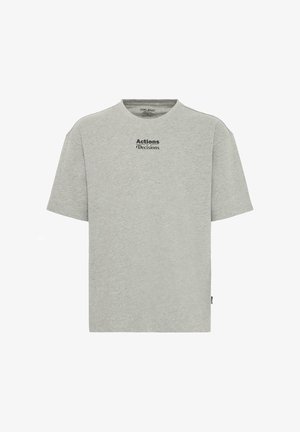 Šviesiai pilkas trumpas rankovės marškinėliai, pagaminti iš minkštos medvilnės mišinio. Ant krūtinės yra juodu rašmeniu užrašai "Veiksmai" ir "Sprendimai".