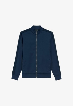 Granatowa kurtka zapinana na zamek z stójką, prążkowanymi bocznymi panelami i dwoma przednimi kieszeniami. Wykonana z miękkiego, teksturowanego materiału.