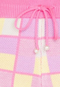 Stickade shorts med en rosa midja, prydda med ett pastellrutat mönster i rosa, lila och gult. Snörning med pärlprydnader.