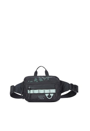 Piccola borsa da cintura nera con cinturino regolabile, tasca frontale con cerniera, anelli orizzontali verde chiaro e testo stampato sopra e davanti.