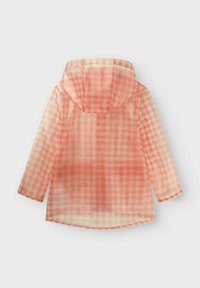 Różowa płaszcz przeciwdeszczowy w kratkę z kapturem, wykonany z lekkiego, półprzezroczystego materiału i długimi rękawami. Wzór zawiera małe kształty serc.