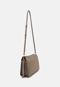Braune Leder-Schultertasche mit strukturiertem Design, verstellbarem Schulterriemen und goldenen Hardware-Akzenten. Glatte Textur mit minimalistischem Design.