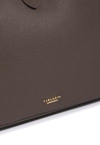 Borsa in pelle marrone con finitura a chicchi, caratterizzata da un dettaglio in oro. Texture liscia con design strutturato e chiusura a patta arrotondata.
