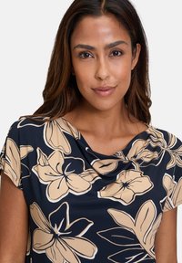 Betty Barclay MIT WASSERFALLAUSSCHNITT - Print T-shirt - dark blue beige