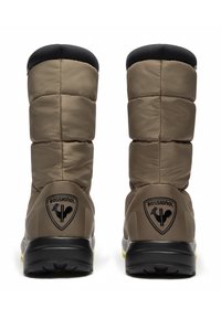 Hnědé zateplené zimní boots s černými akcenty, strukturovaným povrchem, detailem loga a gumovou podrážkou. Vrchní část je zaoblená a polstrovaná.