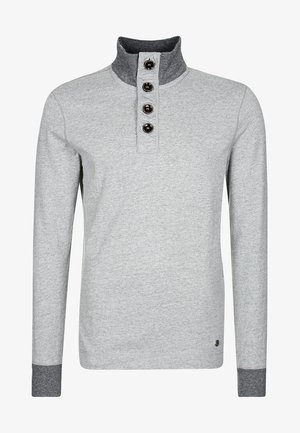 Pull léger gris à manches longues avec un col montant gris foncé, quatre boutons foncés et des poignets gris foncé.