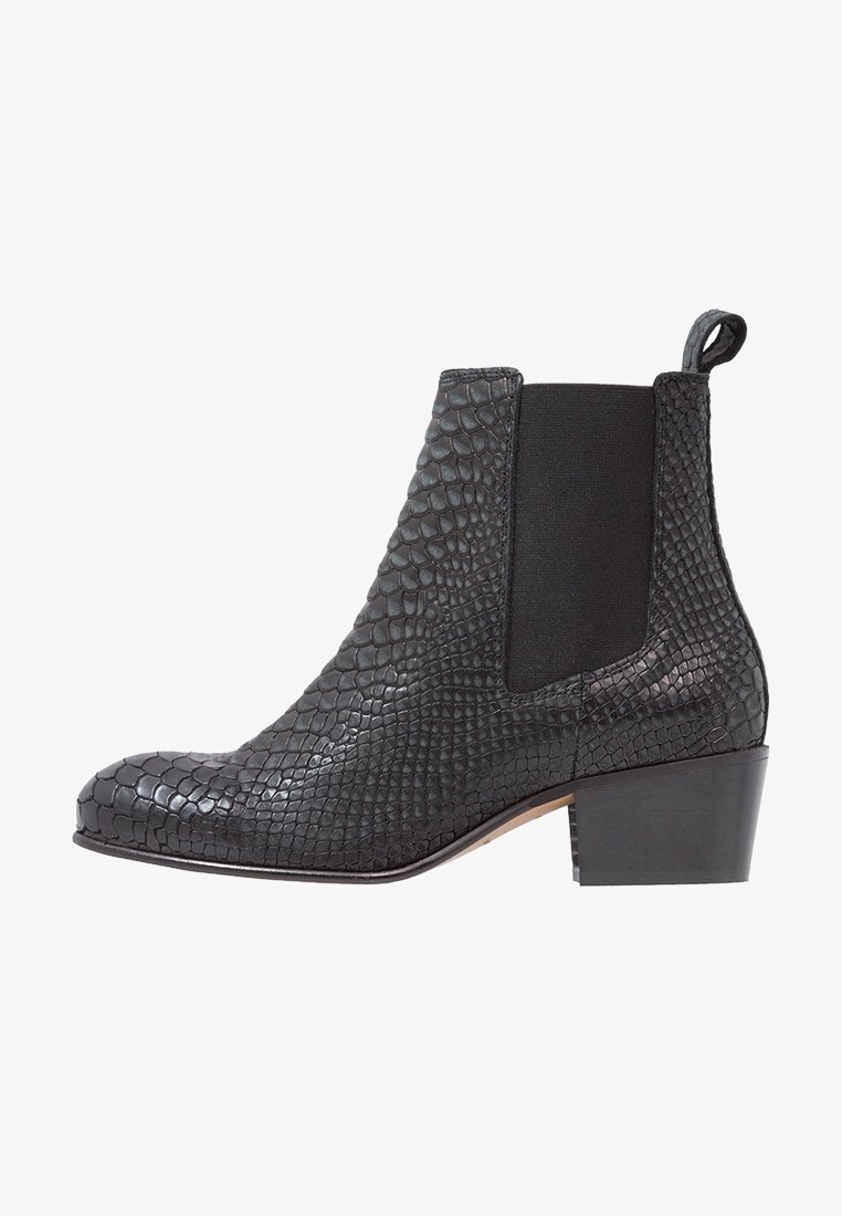 Bottine noire à motif peau de crocodile texturé, panneau latéral élastique, languette de tirage et talon bloc.