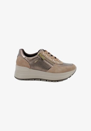 Sneaker in suede marrone e metallo con una finitura texturizzata, dotato di una zip laterale, lacci frontalmente e una suola spessa e robusta.