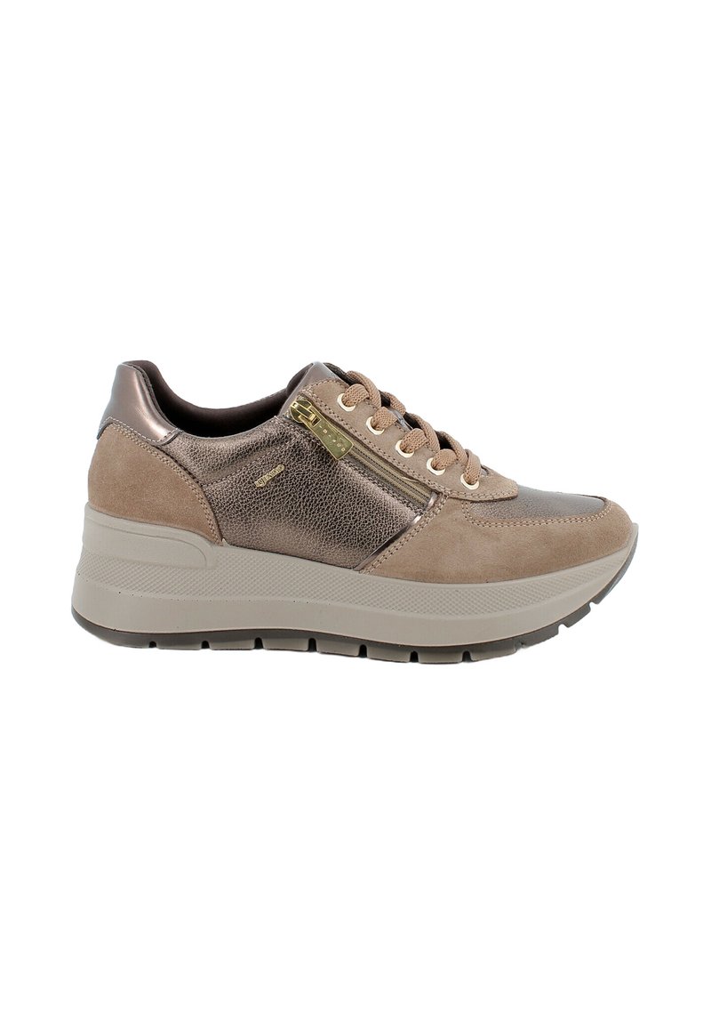 Sneaker in suede marrone e metallo con una finitura texturizzata, dotato di una zip laterale, lacci frontalmente e una suola spessa e robusta.