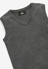 Grauer ärmelloser Pullover mit V-Ausschnitt, aus Strickstoff hergestellt. Verfügt über einen gerippten Kragen und hat keine zusätzlichen Verzierungen oder Muster.